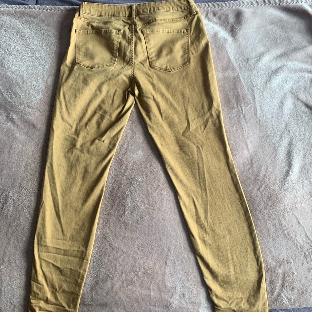 This is an ankle cut pair of jeans.
